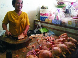 SITI FATIMAH (33), salah satu pedagang ayam potong di Pasar Srimangunan menunggu konsemen, Sabtu (11/7).