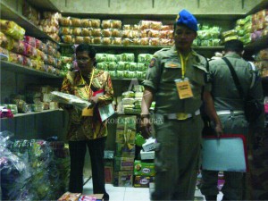 SIDAK. Kasi Perlindungan Konsumen Disperindagtam Slamet Sajuti bersama Penyidik Pegawai Negeri Sipil (PPNS) Satpol PP Moh. Jalil di Pasar Srimangunan saat sidak makanan dan minuman (mamin).