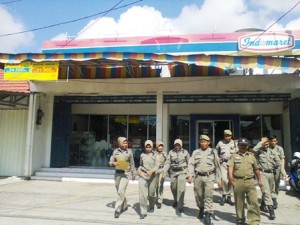 Jajaran Satpol PP menyisir toko modern di jl. Trunojoyo Kabupaten Sampang.