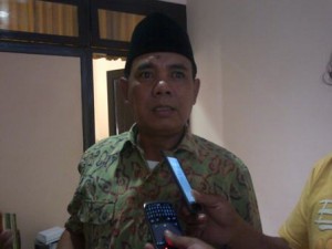 BERI KETERANGAN. Anggota DPRD, Moh. Nasir saat member keterangan pers kepada sejumlah awak media terkait dengan anggaran Rp 1,2 Triliun yang diduga hanya terserap 20 persen.
