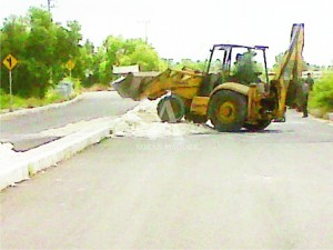DIBUKA. Jalan Ring Road Barat yang dibuka, setelah ditutup menggunakan bedel.