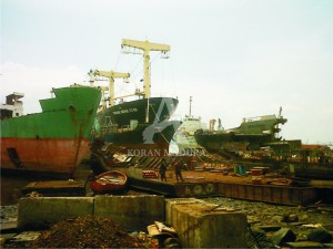 BERJEJER. Usaha pemotongan kapal yang berada di Kecamatan Kamal, Bangkalan.