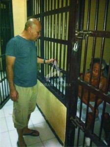 PENJARA. Maling sapi saat diamankan di Mapolsek Blega.