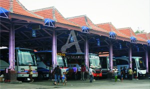 MENGGELIAT. Pemudik yang akan pulang kampung melalui terminal Bayuangga Kota Probolinggo.