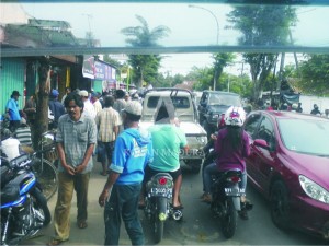 MACET. Pasar tumpah yang sering terjadi di pasar Tanah Merah menjadi hambatan saat arus mudik.