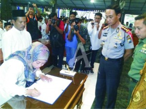 IKRAR DAMAI. Salah satu perwakilan cakades melakukan kesepakatan untuk menggelar pilkades secara damai pada 8 Juli besok.