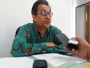 KETERANGAN PERS. Kepala Inspektorat R Idris saat memberikan keterangan pers kepada wartawan terkait temuan dewan tentang PNS nakal.