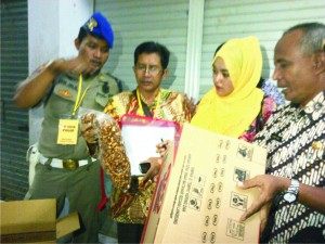 Tim gabungan Satpol PP, Dinas Kesehatan (Dinkes), Dinas Perindustrian, Perdagangan dan Pertambangan (Disperindagtam), dan Polres Sumenep sidak mamin di Pasar Srimangunan, Kamis (9/7).