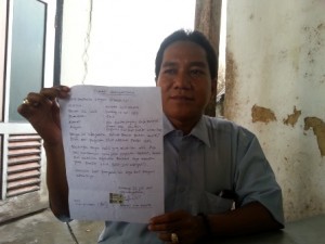 BEBER. Ketua PSN Perisai Putih Cabang Sumenep Imam Syafi’I saat menunjukkan surat pernyataan. Dalam surat pernyataan tersebut menyatakan bahwa Nur Brata bukan siswa PSN Perisai Putih melainkan PSN Walet Hitam Sumenep, Rabu (29/7).