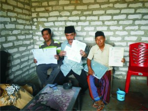 KEJANGGALAN HASIL LELANG TENDER. Direktur PT Indra Yana Surya Abdi Aspari (paling kanan) didampingi dua rekannya menunjukkan dokumen kejanggalan hasil lelang tender penyediaan kebersihan RSUD Sampang, Minggu (12/7).