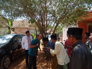 MH Said Abdullah didampingi Calon Wakil Bupati Sumenep Achmad Fauzi bersalaman dengan warga.