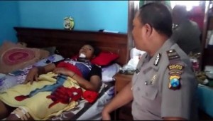LUKA. Bripda Novita saat dirawat di rumahnya setelah menjadi korban pembegalan di jalan akses Suramadu.