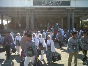JCH. Jemaah Calon Haji (JCH) saat berada di Masjid Agung Bangkalan. Biaya pemberangkatan haji mendapat subsidi pemerintah.