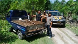 RUSAK. Sejumlah petugas dari Perhutani dan juga aparat Polsek Arjasa saat meninjau lokasi penambangan pasir liar di Dusun Sapoong, Desa Pajanangger, Kecamatan Arjasa, Pulau Kangean, dalam keadaan rusak parah.