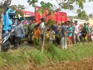 BERBONDONG-BONDONG. Warga berbondong-bondong datang ke lokasi penemuan mayat di Desa Legung Barat, Kecamatan Batang-Batang, Minggu (9/8).
