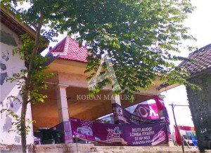 TAK DITEMPATI. Balai Desa Larangan Slampar, Kecamatan Tlanakan Pamekasan, kini beralih fungsi menjadi sekolah taman kanak-kanak.