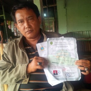 TUNJUK. Dokumen cek dengan tulisan nominal Rp 2,8 miliar atas nama PT. Cahaya Ritma Pratama yang ditemukan warga di jalan depan rumahnya.