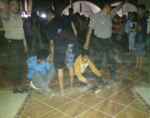 DIAMANKAN. Dua pemuda saat diamankan oleh aparat kemanan Polres Sampang di acara konser Pesta Rakyat Simpedes BRI di Jalan Wijaya Kusuma, Kabupaten Sampang, Sabtu (8/8) malam.