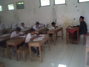 PEMBELAJARAN. Salah seorang guru bersama murid-murid saat melangsungkan proses belajar mengajar di sekolah swasta yang ada di Bangkalan.