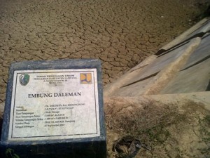 KERING. Kondisi Embung Daleman Kecamatan Kedungdung, Kabupaten Sampang, kering, Rabu (4/8). Seluas 900 hektare lahan pertanian telah mengalami kekeringan.