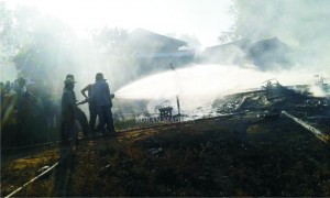 HANGUS. Upaya BPBD melakukan pemadaman terhadap dua rumah di Dusun Bre’elah, Desa Jeruk Porot, Kecamatan Torjun, Kabupaten Sampang, Senin (17/8).