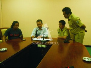 BACAKAN. Ketua LeKKAAS, Puji Raharjo ketika membacakan beberapa tuntutannya di depan Sekwan dan awak media di ruang komisi besar DPRD Sampang, Selasa (25/8).