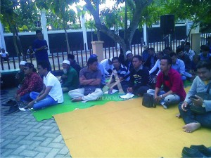 MIMBAR BEBAS. Kesatuan aksi mahasiswa dan tokoh masyarakat serta para kiai yang tergabung dalam Forum Silaturrahim Stakeholder (Forsis) menggelar mimbar bebas di depan Taman Makam Pahlawan Bangkalan, Selasa (18/8).