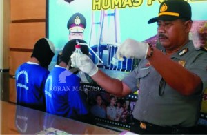 TUNJUK. Kapolsek Tanah Merah saat menunjukkan barang bukti penangkapan pengedar sabu.