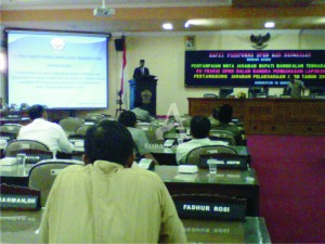 SIDANG. Suasana sidang Paripurna penyampaian PU Fraksi di Gedung DPRD Bangkalan, Selasa (18/8).