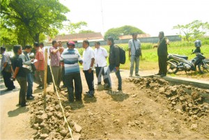 DIEVALUASI. Komisi C melihat pengerjaan proyek jalan Raden Wijaya di Kelurahan Wiroborang, Kecamatan Mayangan, Kota Probolinggo, yang kondisi melihat kontur tanahnya labil dan muncul sumber air.