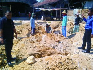 MEMPERHATIKAN. Sejumlah anggota DPRD sedang meminjau pembangunan los baru di Pasar 17 Agustus.