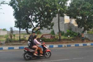 TAK TERAWAT. Kondisi taman di sepanjang jalan Basuki Rahmad tidak terawat sehingga mengundang kritikan dari warga masyarakat yang peduli lingkungan.