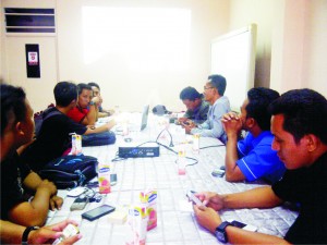 KESAL. Sejumlah wartawan mendatangi kantor Telkom Pamekasan, untuk mengeluhkan gangguan internet yang kerap mengganggu tugasnya sebagai jurnalis, Selasa (18/8).