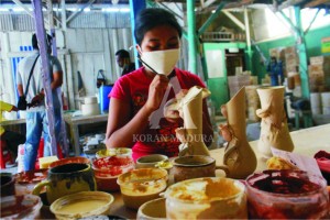 KERAMIK. Pengrajin keramik di Kota Probolinggo menghadapi permasalahan kurs dolar naik, hingga kini kondisinya hanya bisa bertahan.