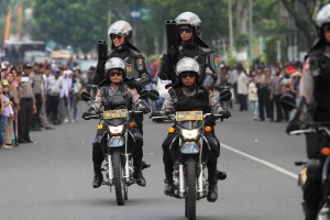 KIRAB POLWAN 67. Sejumlah pasukan polisi wanita (Polwan) anti huru hara mengadakan atraksi saat mengikuti kirab Polwan Indonesia di jalan Sudirman, Bukittinggi, Sumatera Barat, Senin (31/8). Kirab polwan se-indonesia yang diikuti 775 orang polwan dalam rangka memperingati hari jadi polwan yang ke 67, yang dipusatkan di Kota Bukittinggi.
