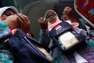 PEMBERANGKATAN JCH JOMBANG. Jemaah Calon Haji (JCH) kloter 14 memanjatkan doa sebelum pemberangkatan menuju Asrama Haji Sukolilo, Surabaya di Pendopo Kabupaten Jombang, Jawa Timur, beberapa waktu lalu.