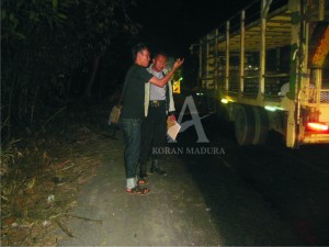 MENYISIR. Petugas Polsek Leces langsung menyisir ke lokasi tempat kejadian perkara (TKP) pencurian dengan kekerasan di jalan Raya Lumajang, Kecamatan Leces, Kabupaten Probolinggo.