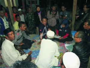 WAWANCARA. Tim DVI dengan keluarga korban di Desa Plakpak, Kecamatan Pegantenan, Pamekasan.