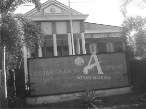 DARI DEPAN. Kantor Kejaksaan Negeri (Kejari) Sampang yang terletak di Jalan Jaksa Agung Suprapto No 84 Kota Sampang, Minggu (20/9).
