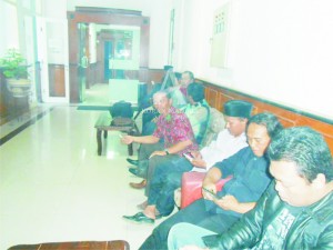 NUNGGU. Warga dari Desa Gunung Kesan, Kecamatan Karang Penang dan Desa Sokobanah Tengan saat menunggu di depan ruangan Sekda Pemkab Sampang, Senin (31/8).