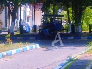 PAKAI MOTOR. Muda-mudi saat pacaran di areal Kantor Pemkab Bangkalan.