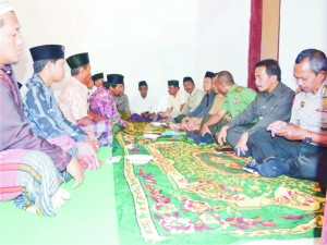 DIALOG. Suasana mediasi antara warga dengan BPD, di Desa Pangtonggal Kecamatan Proppo Pamekasan.