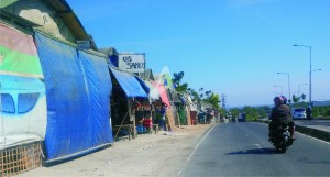 RUKO. Pedagang di akses Suramadu yang semakin sepi pengunjung.