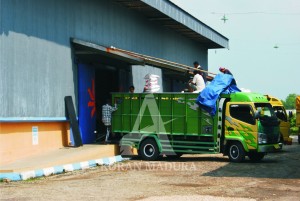 DIANGKUT. Para pekerja saat mengangkut raskin dari gudang Bulog Bangkalan. Kejaksaan Negeri Bangkalan saat ini menyoroti kasus raskin yang disinyalir tak pernah sampai pada penerima manfaat. Ditengarai ada oknum pejabat desa yang melakukan penyalahgunaan proses penyaluran raskin tersebut.