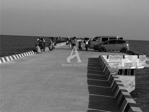 PENGUNJUNG. Warga tengah asyik menikmati mangkraknya mega proyek Pelabuhan Taddan, Sabtu (29/8). Pelabuhan Taddan dapat kucuran dana Rp 34 miliar pada tahu ini.