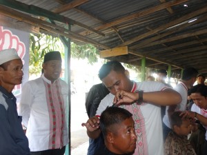 Achmad Fauzi, Cawabup nomor urut 1 yang bergandeng dengan petahan A. Busyro Karim saat menyambangi program Potong Rambut Gratis yang diluncurkan oleh Relawan Kanca Kona sebagai barisan pendukungnya, Minggu (4/10).