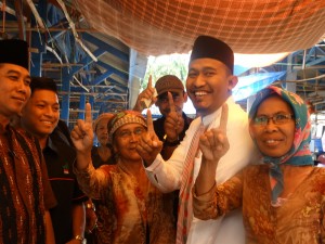 Achmad Fauzi, Cawabup nomor urut 1 saat berpose bareng bersama masyarakat di pasar Ganding, Minggu (4/10). Caranya blusukannya itu menuai pujian dari masyarakat.