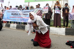 DARURAT KEKERASAN TERHADAP ANAK. Aktivis kemanusian dari komunitas Awak Droe Only (ADO) melakukan teaterika pada aksi keprihatinan kekerasan dan pelecehan seksual terhadap Anak di Banda Aceh, Aceh.
