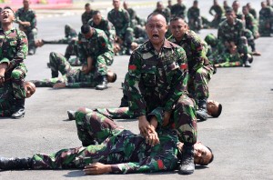 Sejumlah prajurit TNI AD unjuk kebolehan dalam bela diri militer ketika geladi bersih peringatan HUT ke-70 TNI di Lapangan Makodam V Brawijaya Surabaya, Jawa Timur, Sabtu (3/10). HUT ke-70 TNI mengambil tema "Bersama Rakyat TNI Kuat, Hebat, Profesional, Siap Mewujudkan Indonesia yang Berdaulat, Mandiri dan Berkepribadian". ANTARA FOTO/M Risyal Hidayat/foc/15.