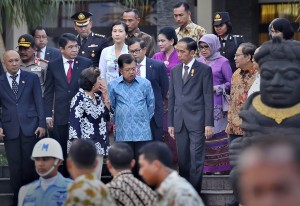 Presiden Joko Widodo (kelima kiri) berdiskusi dengan Wapres Jusuf Kalla (keempat kiri) beserta sejumlah Menteri Kabinet Kerja sebelum bertolak ke Amerika Serikat di Bandara Halim Perdanakusuma, Jakarta, Sabtu (24/10). Presiden Jokowi dijadwalkan akan bertemu dengan Presiden AS Barack Obama, kemudian menyaksikan sejumlah penandatanganan kerja sama antara pengusaha Indonesia - AS, serta mengunjungi sejumlah pusat teknologi informasi. ANTARA FOTO/Yudhi Mahatma/foc/15.